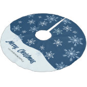 Moderne Script Snowflakes Dark Blue Weihnachten Polyester Weihnachtsbaumdecke (Schrägansicht)