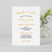 Moderne Script Typografy Black Gold Wedding Folieneinladung (Stehend vorne)