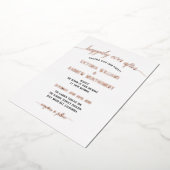 Moderne Script Typografy Rose Gold Wedding Folieneinladung (Gedreht)