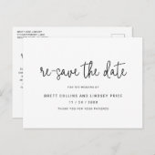 Moderne Script Typografy Wedding ist Save the Date Ankündigungspostkarte (Vorne/Hinten)