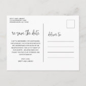 Moderne Script Typografy Wedding ist Save the Date Ankündigungspostkarte (Rückseite)