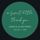 Moderne Script Typografy Wedding Vielen Dank Runder Aufkleber<br><div class="desc">Teilen Sie Ihre Dankbarkeit mit einem Geschenk, das sie Liebe. Unsere personalisierten Hochzeitsbedanker sind der ideale Weg, um Ihren besonderen Tag zu begehen und gleichzeitig Ihren Gästen zu danken, dass sie ein Teil davon sind. Geben Sie Ihren Gästen eine schöne, praktische Erinnerung der Liebe und Freude, die Sie geteilt haben,...</div>