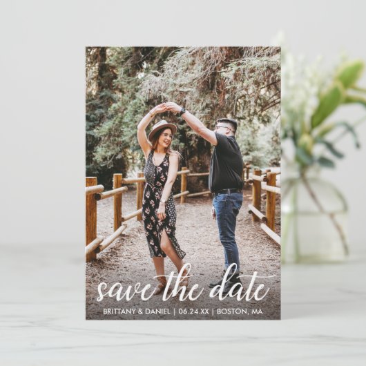 Moderne Script-Verlobung Kraft Save the Date Card Einladung (Stehend Vorderseite)