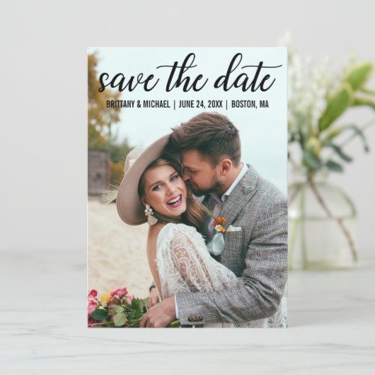 Moderne Script-Verlobung Save the Date Foto BT Einladung (Stehend Vorderseite)