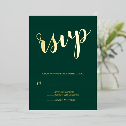Moderne Script Wedding RSVP Smarald und Gold Folieneinladung (Stehend vorne)