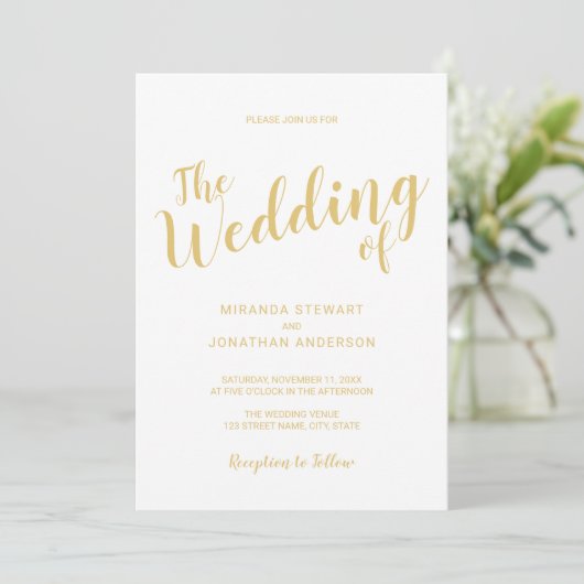 Moderne Script White and Gold Hochzeit Einladung (Stehend Vorderseite)