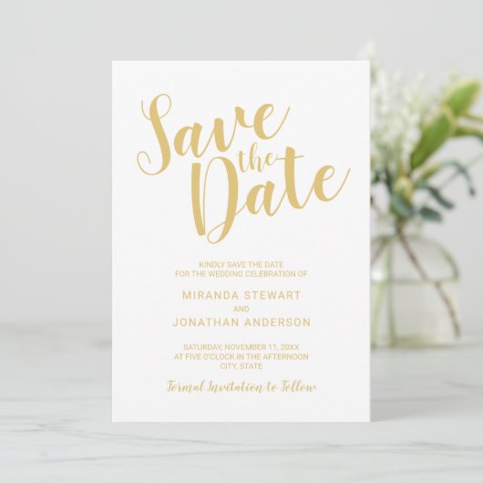 Moderne Script White und Gold Hochzeit speichern d Save The Date (Stehend Vorderseite)