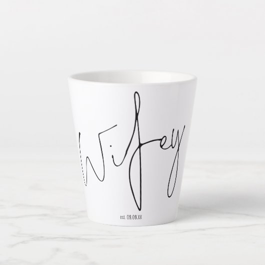 Moderne Script Wifey Name Bride Geschenkboxen Idee Milchtasse (Vorderseite)