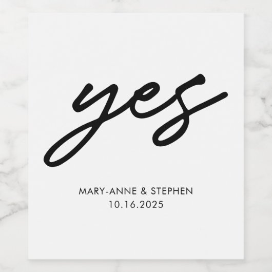 Moderne Script Yes Verlobung Wedding Party Weinetikett (Einzelnes Label)
