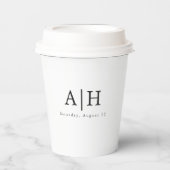 Moderne Serif-Monogramm-Hochzeitsfeier-Papierbeche Pappbecher (Vorderseite)