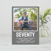 Moderne siebzigste Geburtstagsparty im Foto Einladung (Stehend Vorderseite)