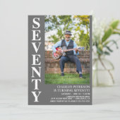 Moderne siebzigste Geburtstagsparty im Foto Einladung (Stehend Vorderseite)
