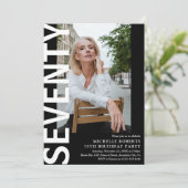 Moderne siebzigste Geburtstagsparty im Foto Einladung (Stehend Vorderseite)