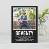 Moderne siebzigste Geburtstagsparty im Foto Einladung (Stehend Vorderseite)