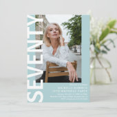Moderne siebzigste Geburtstagsparty im Foto Einladung (Stehend Vorderseite)