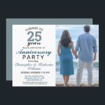 Moderne Silber 25. Hochzeitstag Einladung<br><div class="desc">Feiern Sie Ihren 25. Hochzeitstag mit diesem Applaus für 25 Jahre Hochzeitstag Party Einladung mit blau anpassbarem Text. Dieses Design verfügt über ein anpassbares Foto,  um Ihre eigene Touch einzufügen. Die Rückseite weist eine schöne,  grau-blaue Farbe auf.</div>