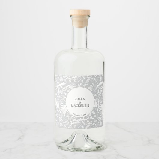 Moderne Silber Gray Graphic Floral Botanical Alkoholflaschenetikett (Vorderseite)