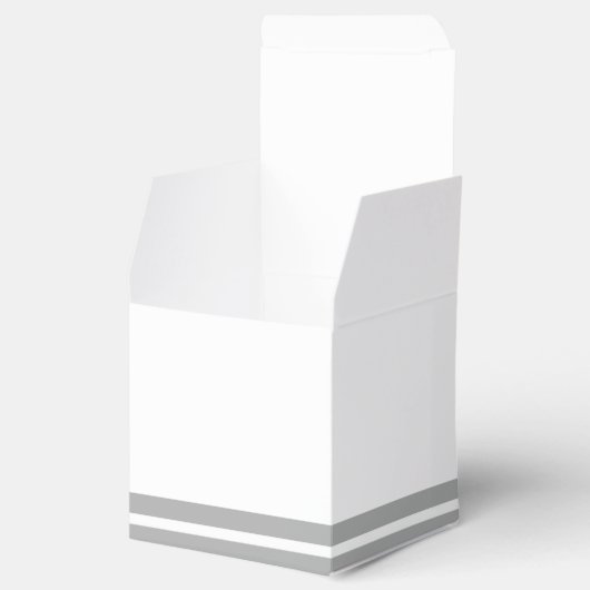 Moderne Silber- und Buttercup-Blume - Gefälligkeit Geschenkschachtel (Geöffnet)