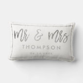 Moderne silberne Mr. und Mrs. wedding keepake Lendenkissen (Rückseite)