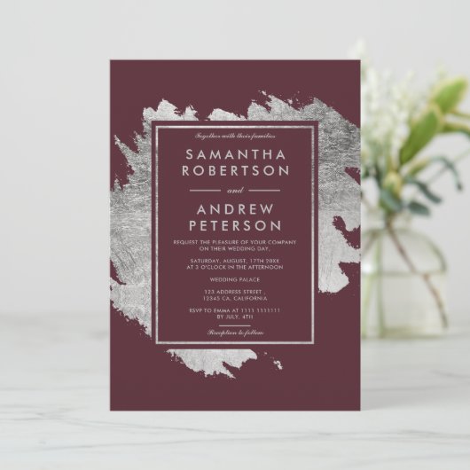 Moderne silberne Pinselstriche Rot-Bordeaux Hochze Einladung (Stehend Vorderseite)