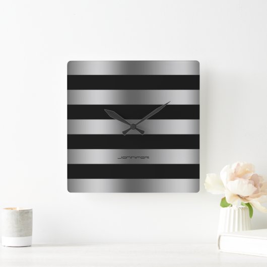 Moderne Silberstreifen über schwarzem Hintergrund Quadratische Wanduhr (Zuhause)