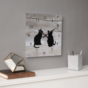 Moderne Silhouetten auf rustikalem Stallholz Quadratische Wanduhr