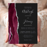 Moderne Silver Burgundy Agate Dark Wedding Folieneinladung<br><div class="desc">Der links Rand dieser eleganten,  modernen Hochzeitseinladung zeichnet sich durch eine bordeauxrote Aquarellgrenze aus,  die mit Imitaten aus silberem Glitzer bestickt ist. Der anpassbare Text kombiniert handschriftlich,  kopperplate und kursiv Schriftart in echter Silberfolie auf schwarzem Hintergrund. Auf der Rückseite ist ein passendes bordeauxfarbenes und silberfarbenes Design zu sehen.</div>