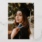 Moderne Silver Class of 2025 Graduation Party Folieneinladung (Rückseite)