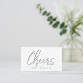 Moderne Silver Foil Script "Cheers" Drink Ticket Begleitkarte (Stehend Vorderseite)