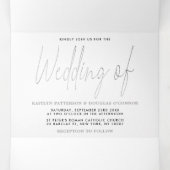 Moderne Silver Foil Script Wedding Suite Dreifach Gefaltete Einladung (Innenseite Mitte)