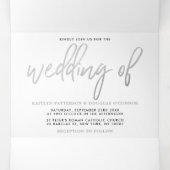 Moderne Silver Foil Script Wedding Suite Dreifach Gefaltete Einladung (Innenseite Mitte)