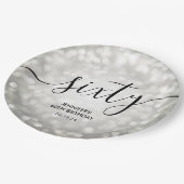 Moderne Silver Glitzer Lights 60. Geburtstag Pappteller (Schrägansicht)