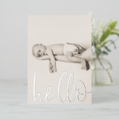 Moderne Silver Text Hello Foto Baby Ankündigung (Stehend vorne)