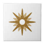 Moderne Single Gold Sternexplosion des Mittelalter Fliese<br><div class="desc">Modernes, inspiriertes Design aus der Mitte des Jahrhunderts mit einem Single Vintage Retro-Gold-Sternexplosion auf weißem Hintergrund. Einfaches, sauberes modernes Design. Erstellen Sie Ihre eigene, benutzerdefinierte Kachel, indem Sie ein neues Bild hochladen, oder verwenden Sie den "Nachricht"-Button, um den Designer um Hilfe zu bitten. So erstellen Sie Ihr eigenes Design: 1....</div>