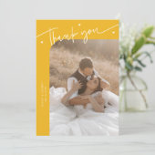 Moderne Skript Herz Gelbe Hochzeit Dankeskarte (Stehend Vorderseite)