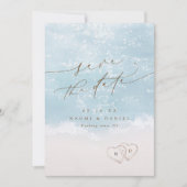 Moderne Skript-Herzen im Sandstrand-Hochzeit Save The Date (Vorderseite)