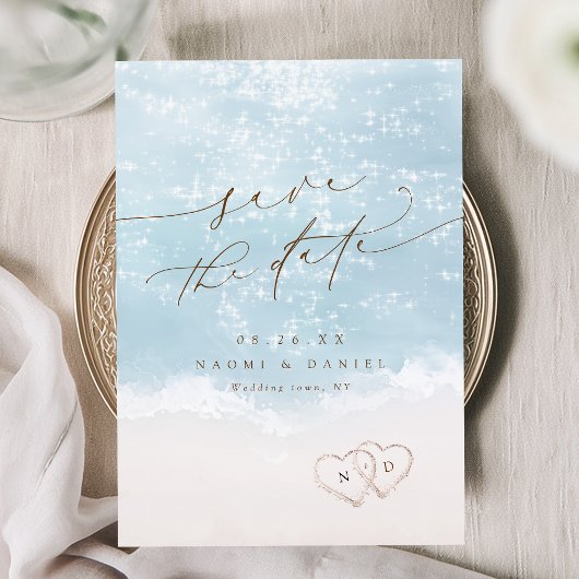 Moderne Skript-Herzen im Sandstrand-Hochzeit Save The Date