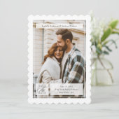 Moderne Skript-Postwertzeichen-Hochzeit Save The Date (Stehend Vorderseite)
