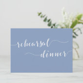 Moderne Skript-Staubblaue Hochzeitsprobe-Dinner-Ei Einladung (Stehend Vorderseite)