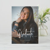 Moderne Skriptdunkel-Foto-Graduierungspartei Einladung (Stehend Vorderseite)