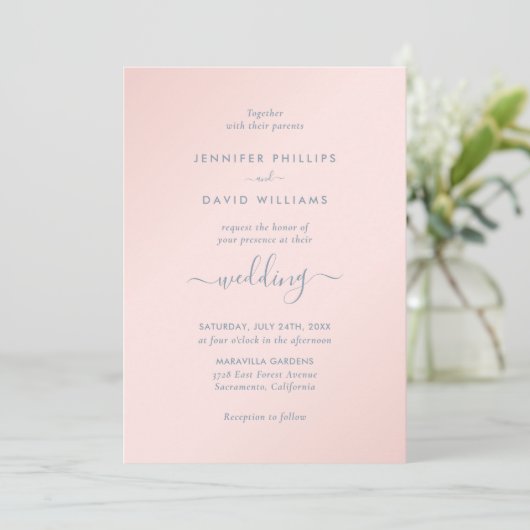 Moderne Skriptdusty Blue and Blush Wedding Einladung (Stehend Vorderseite)