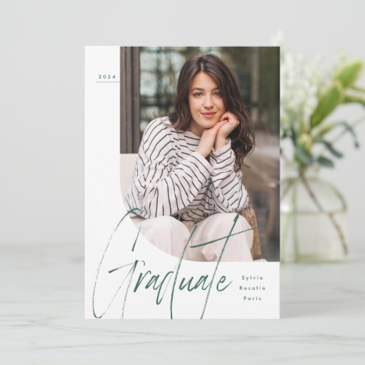 Moderne Skripte Abschluss grün zwei Foto Abschluss Ankündigung (Stehend Vorderseite)