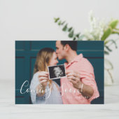 Moderne Skriptgrüne Streifen kommen bald Schwanger Ankündigung (Stehend Vorderseite)