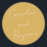 Moderne Skripthandschrift Dusty Yellow Wedding Runder Aufkleber<br><div class="desc">Modernes Skripthandwriting Dusty Yellow Wedding Classic Round Sticker</div>