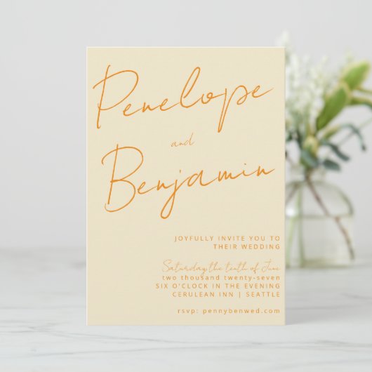 Moderne Skripthandschrift Orange Cream Wedding Einladung (Stehend Vorderseite)