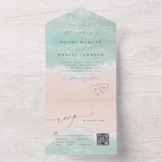 Moderne Skriptherzen im Sand Beach Hochzeit All In One Einladung (Innen Boden)