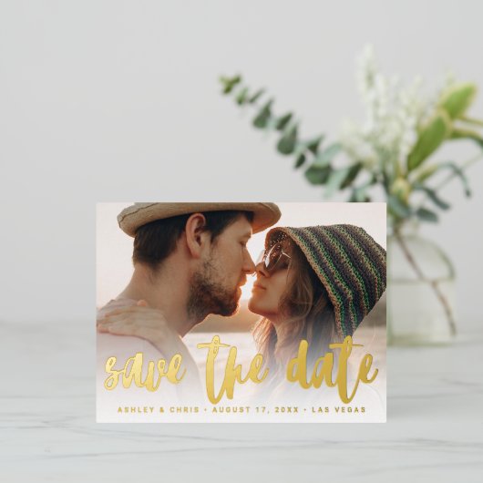 Moderne Skripthochzeit speichern das Datum Foto Go Folie Einladungspostkarte (Stehend vorne)