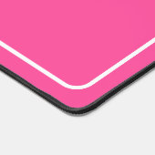 Moderne Skriptkalligraphie auf Neon Pink Schreibtischunterlage (Ecke)