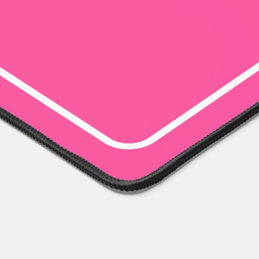 Moderne Skriptkalligraphie auf Neon Pink Schreibtischunterlage (Ecke)