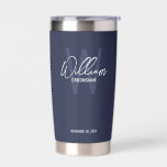Moderne SkriptPersonalisierte Trauzeugen mit isoli Thermobecher<br><div class="desc">Moderne Minimalistische Personalisierte Monogram- und Namensgeschenke Dieses Design zeichnet sich durch personalisierten Namen im modernen, weißen handschriftlichen Skript Schriftart Stil und Monogramm in hellblau modernen Sans Serif Schriftart Stil als Hintergrund, mit Hochzeitsdetails in weiß modernen Sans Serif Schriftart Stil auf marineblau Hintergrund. Auch perfekt für Trauzeuge, Trauzeugin, Brautmädchen und mehr....</div>